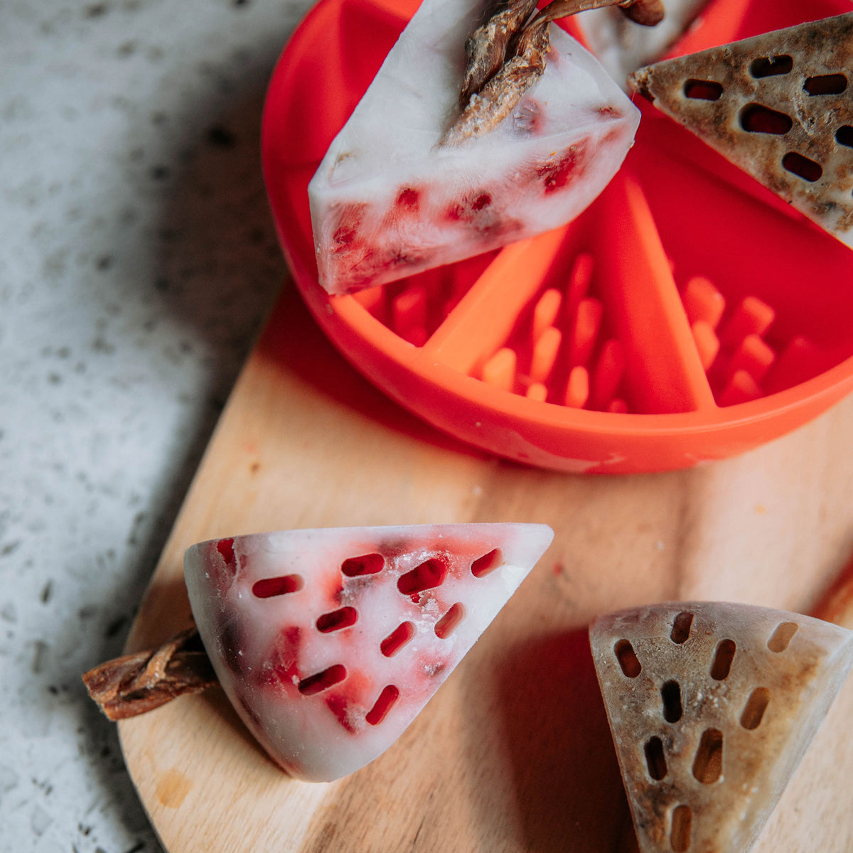 Bol interactif Dogs Crush agrume pamplemousse avec zones de léchage variées pour chiens